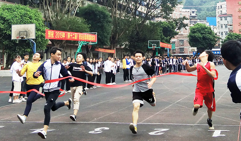 校運會賽場精彩瞬間 | 奔跑、跳躍，激情不停歇